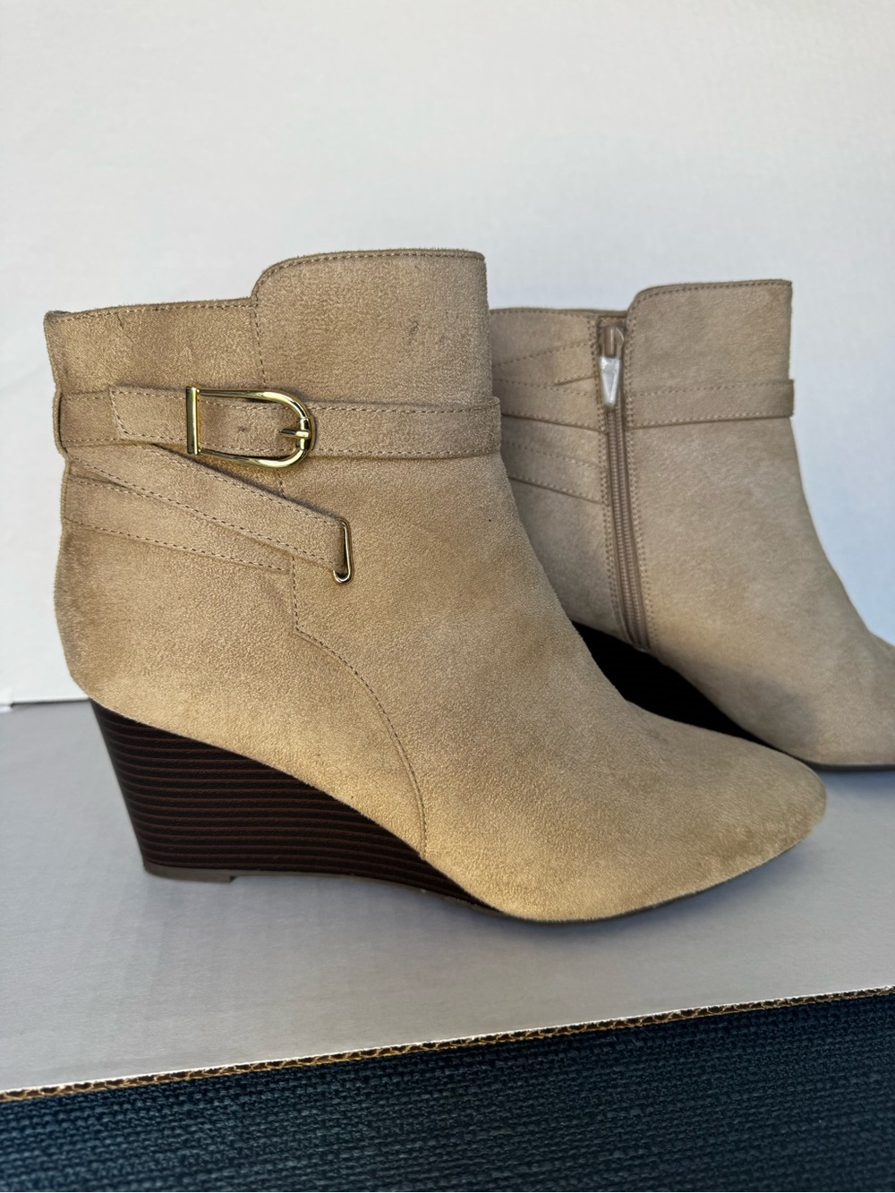 LifeStride Gio Taupe Faux Suede Wedge Ankle Booties Side Zip Buckle Size 10M